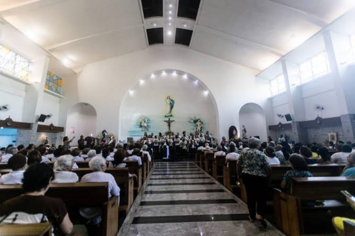 Devotos fazem homenagens a Santo Antônio com trezenas, missas e procissões