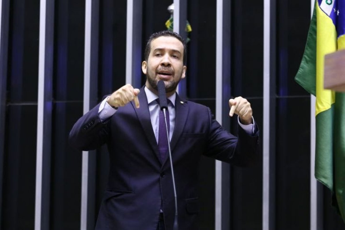 Janones afirma que erros na comunicação enfraquecem negociação do governo com o centrão