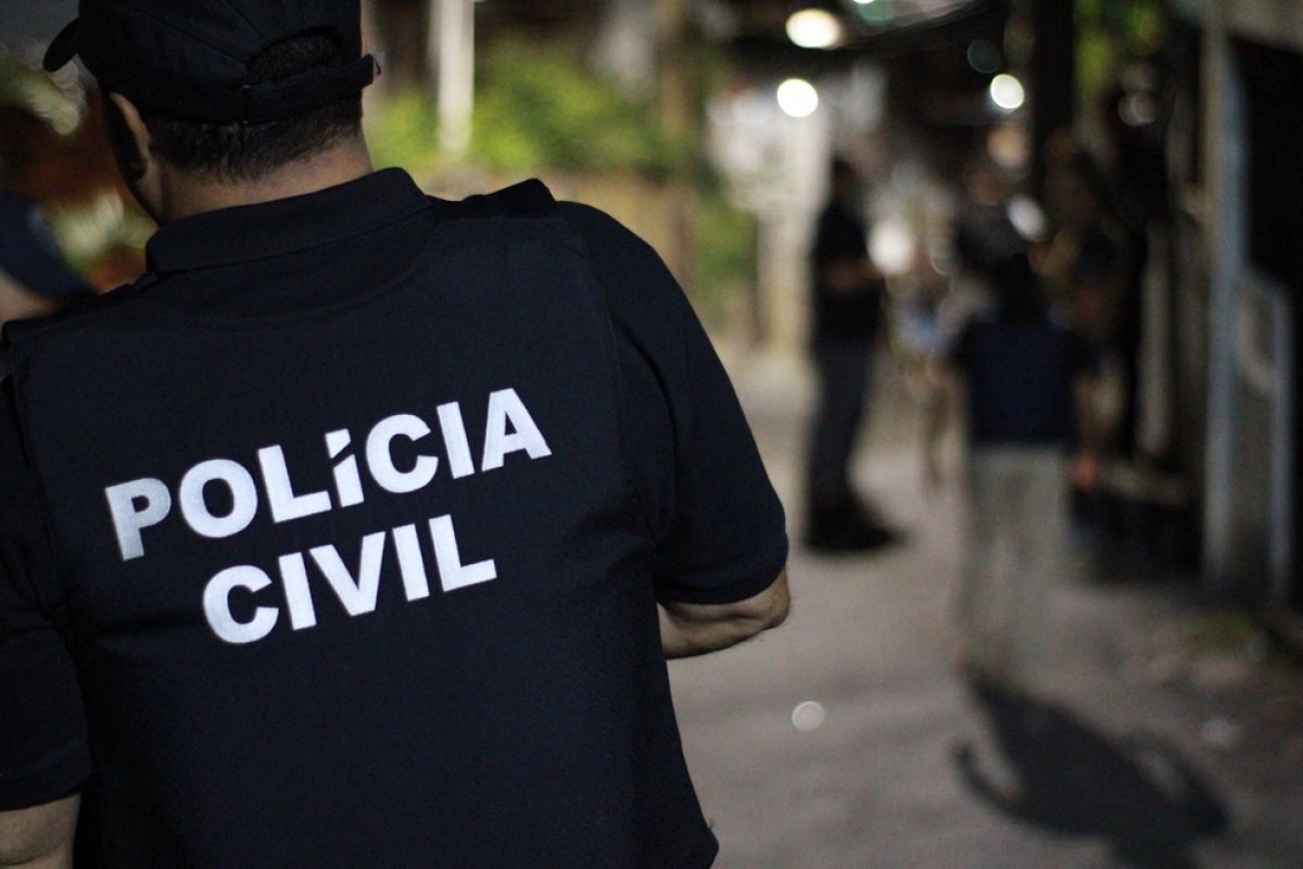 Mulher é presa por suspeita de acorrentar filho de 12 anos em casa no interior da Bahia