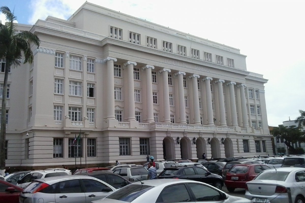 Homem é condenado a mais de 28 anos de prisão por feminicídio em Salvador