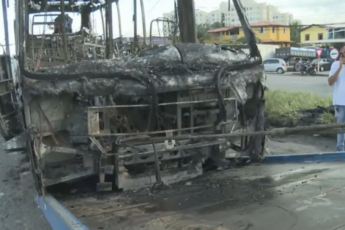 Mulher morre após ser atropelada por micro-ônibus na BA-526