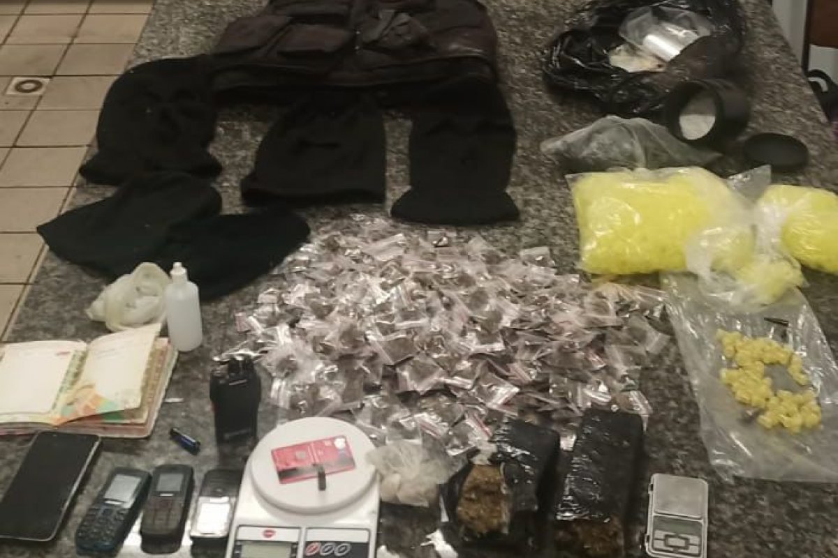 PM apreende drogas e materiais usados por traficantes no bairro de Periperi, em Salvador
