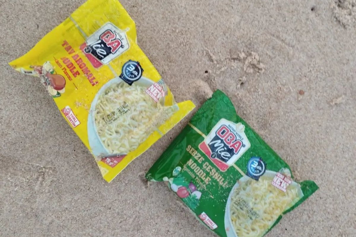 Praia de Imbassaí é inundada por embalagens de lixo internacional