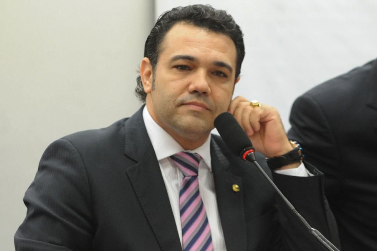 Vídeo: Feliciano defende fim das férias, décimo terceiro e horas extras