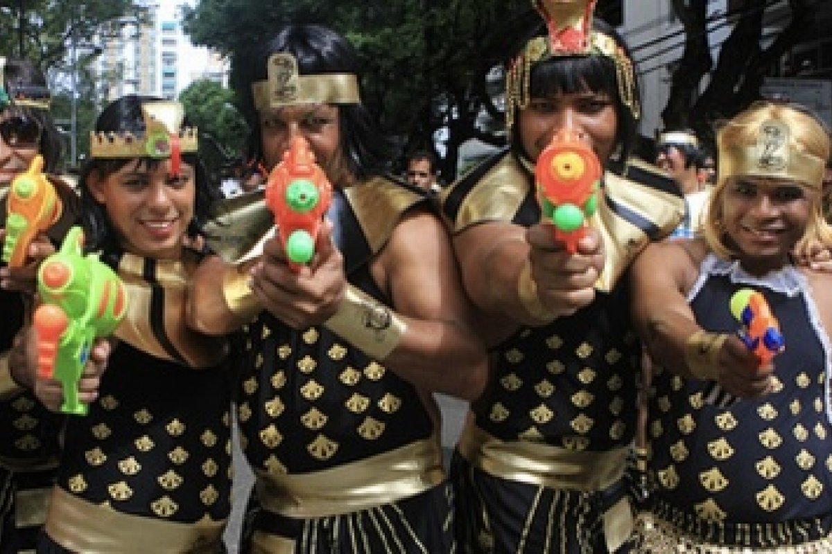 Jerônimo sanciona lei que proíbe pistola de água no Carnaval e festas populares