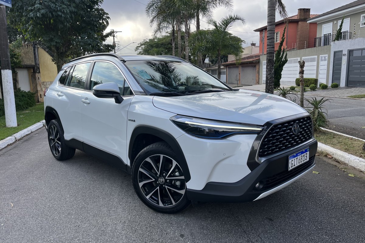 Farol da Bahia testa Corolla Cross híbrido que faz até 18km/l