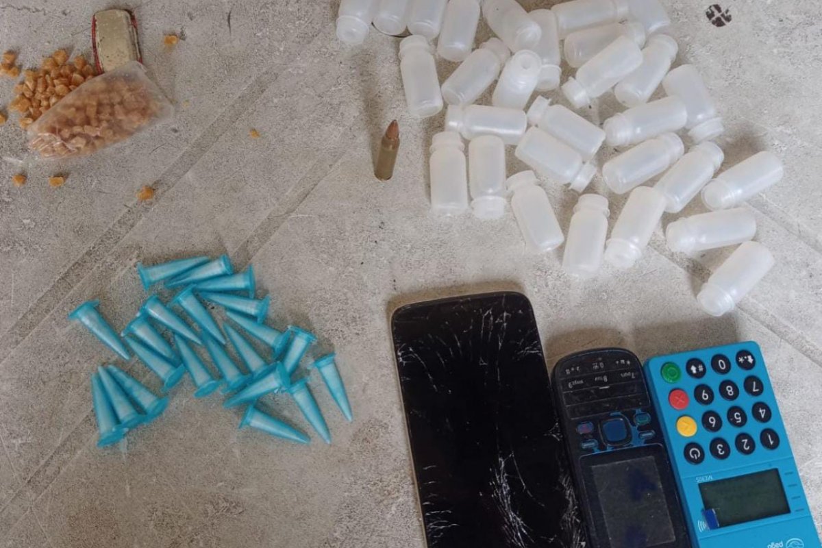 Adolescente suspeito de vender drogas no débito e no crédito foge da polícia e abandona munição de fuzil