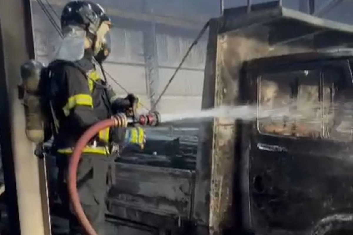 Veículos ficam destruídos após incêndio em depósito de aço em Barreiras, no oeste da Bahia
