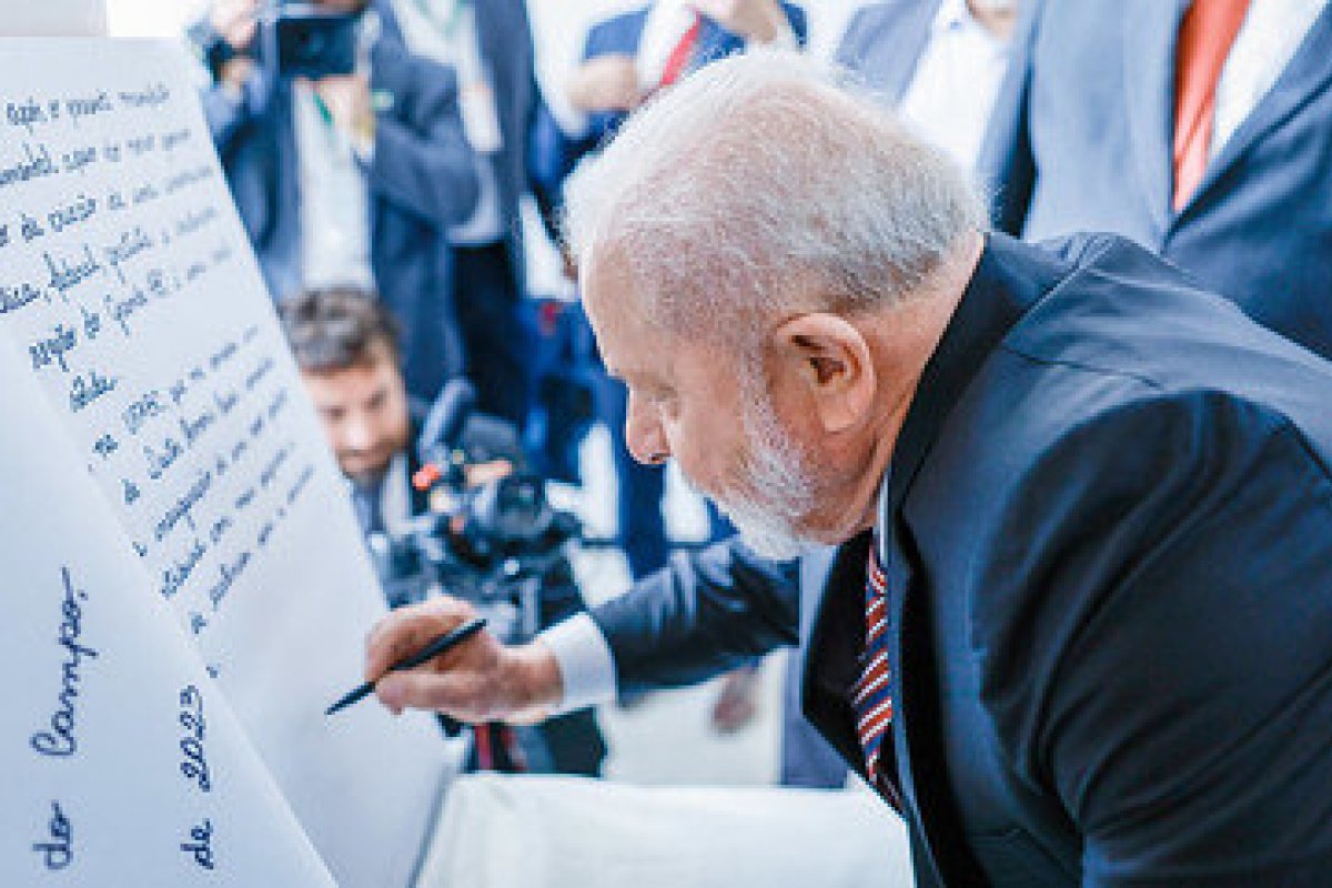 Com Zanin, Lula se torna terceiro presidente com mais indicações ao STF da história