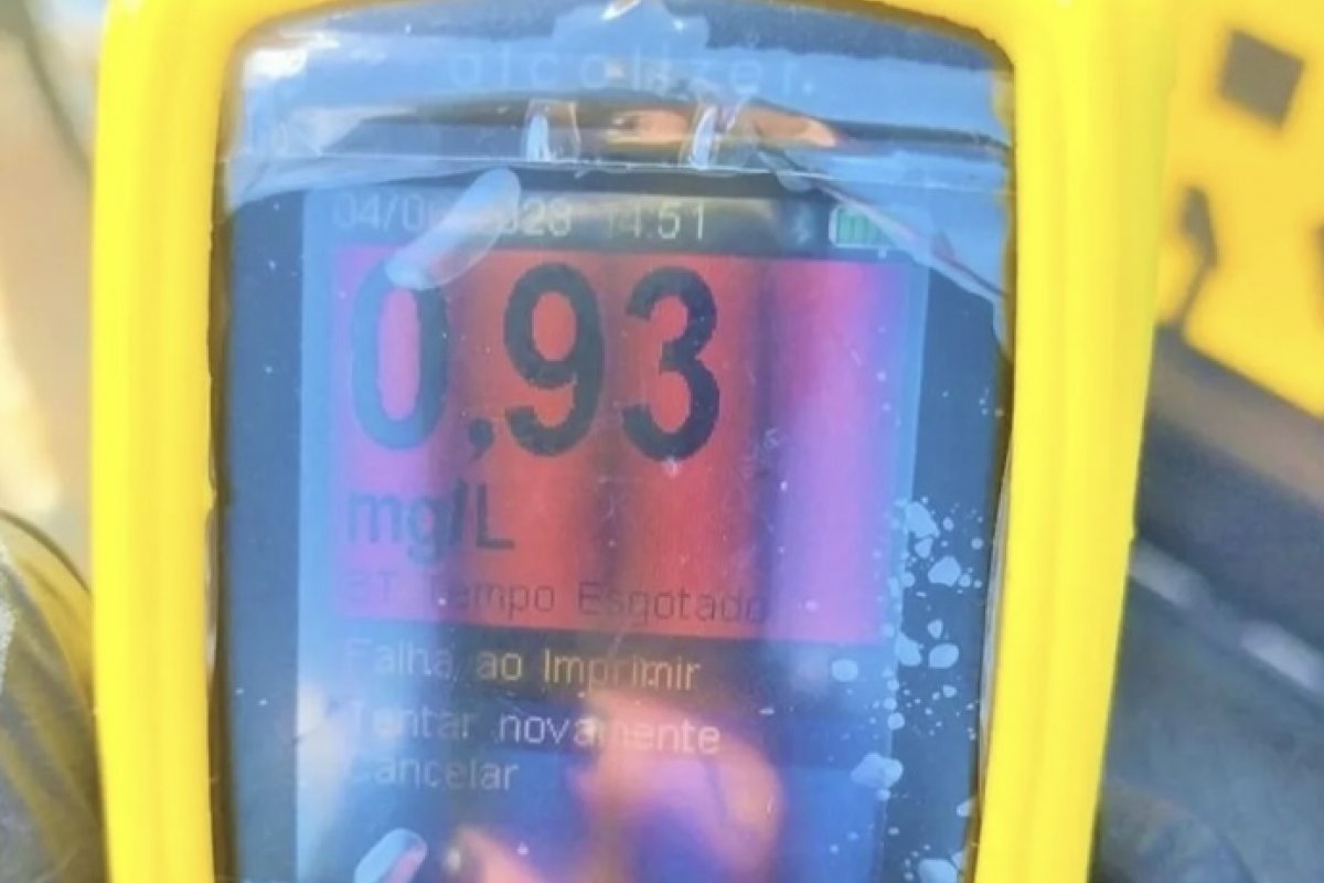 Motociclista alcoolizado e sem habilitação fica ferido após bater em carro na BR-116