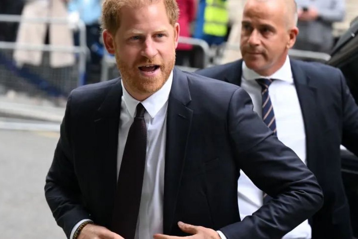 Príncipe Harry é interrogado em caso de grampos telefônicos, fato inédito em mais de um século