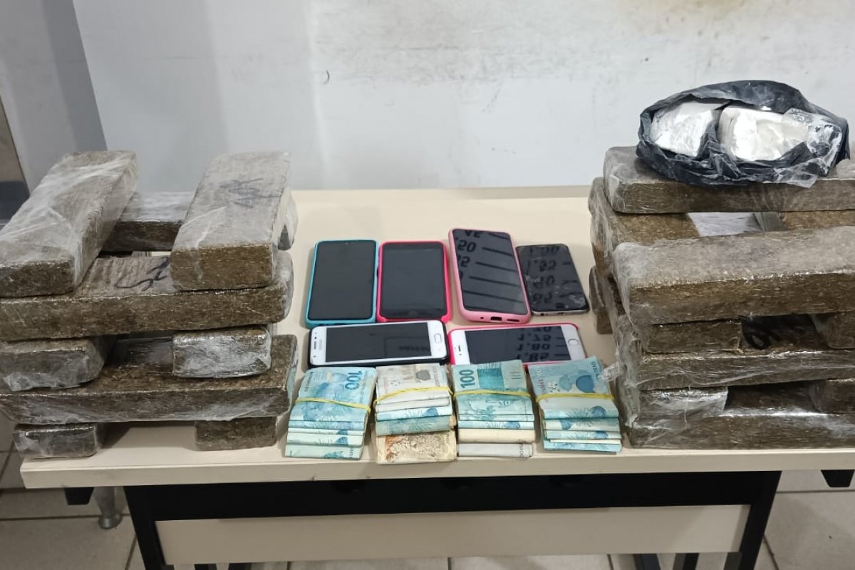 PM apreende 19 kg de maconha e R$ 18 mil em Vitória da Conquista