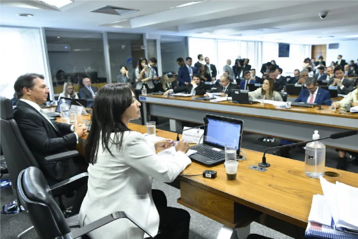 Relatora da CPI do 8 de janeiro propõe ouvir Cid, Torres e Heleno; veja lista