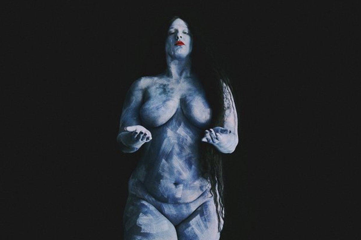 Alice Caymmi se baseia na reconstrução do mundo e em mulheres assustadoras no seu novo projeto Kali Caravana!