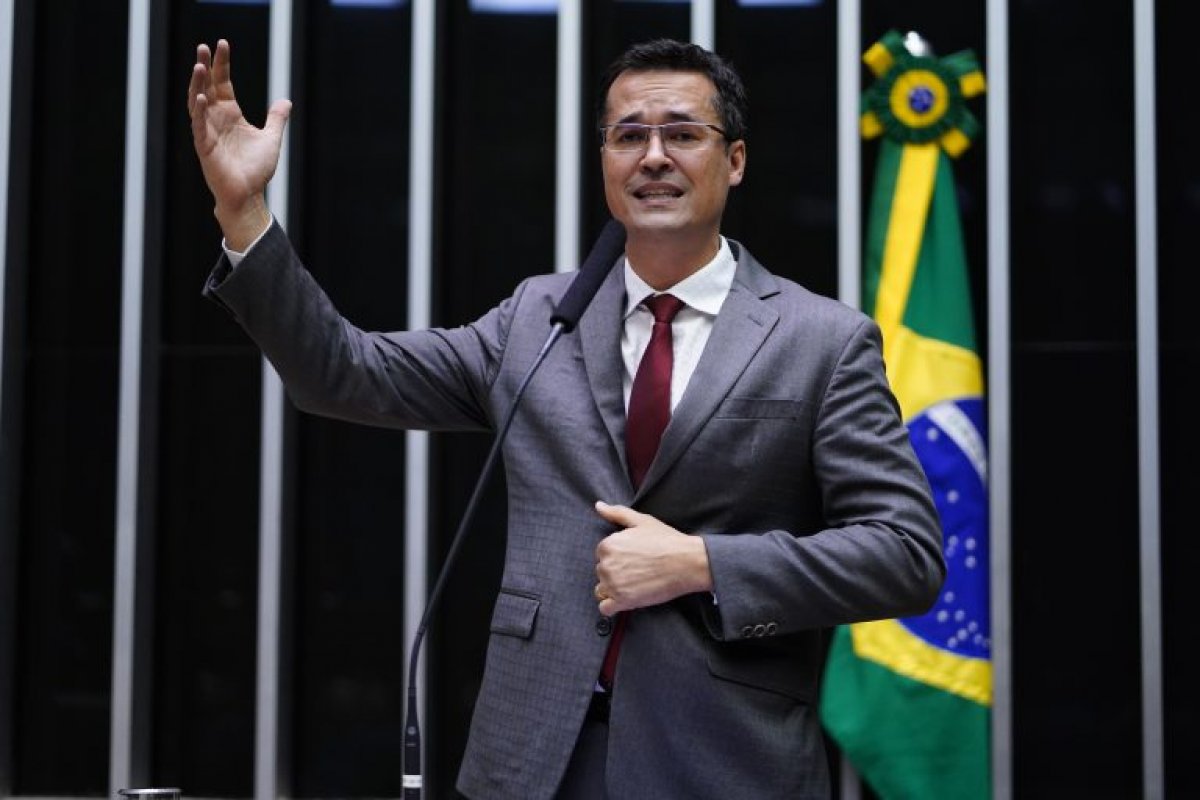 Após decisão do TSE, Câmara confirma cassação de mandato de Dallagnol