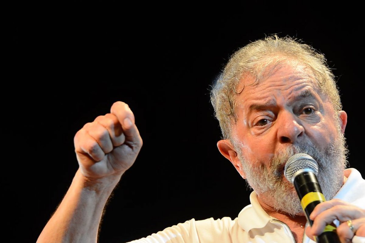 Lula afirma que 72 milhões de brasileiros estão 'pendurados no Serasa' graças aos juros do BC
