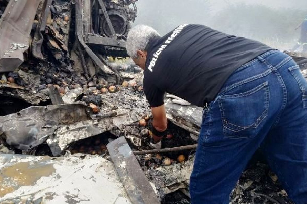 Homem morre carbonizado após colidir carreta em caminhão no sudoeste da Bahia
