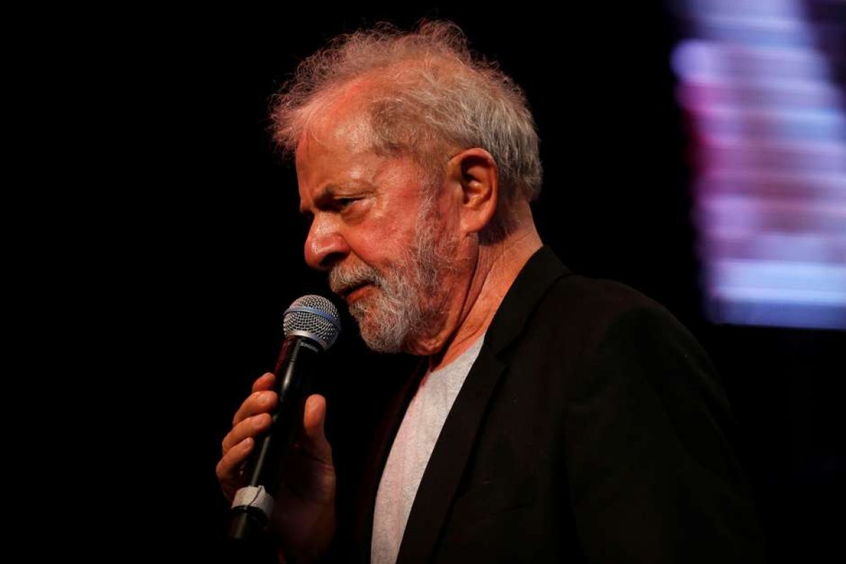 Lula promete acabar com o fascismo, ofende o governo e fala sobre a Lava Jato em discurso