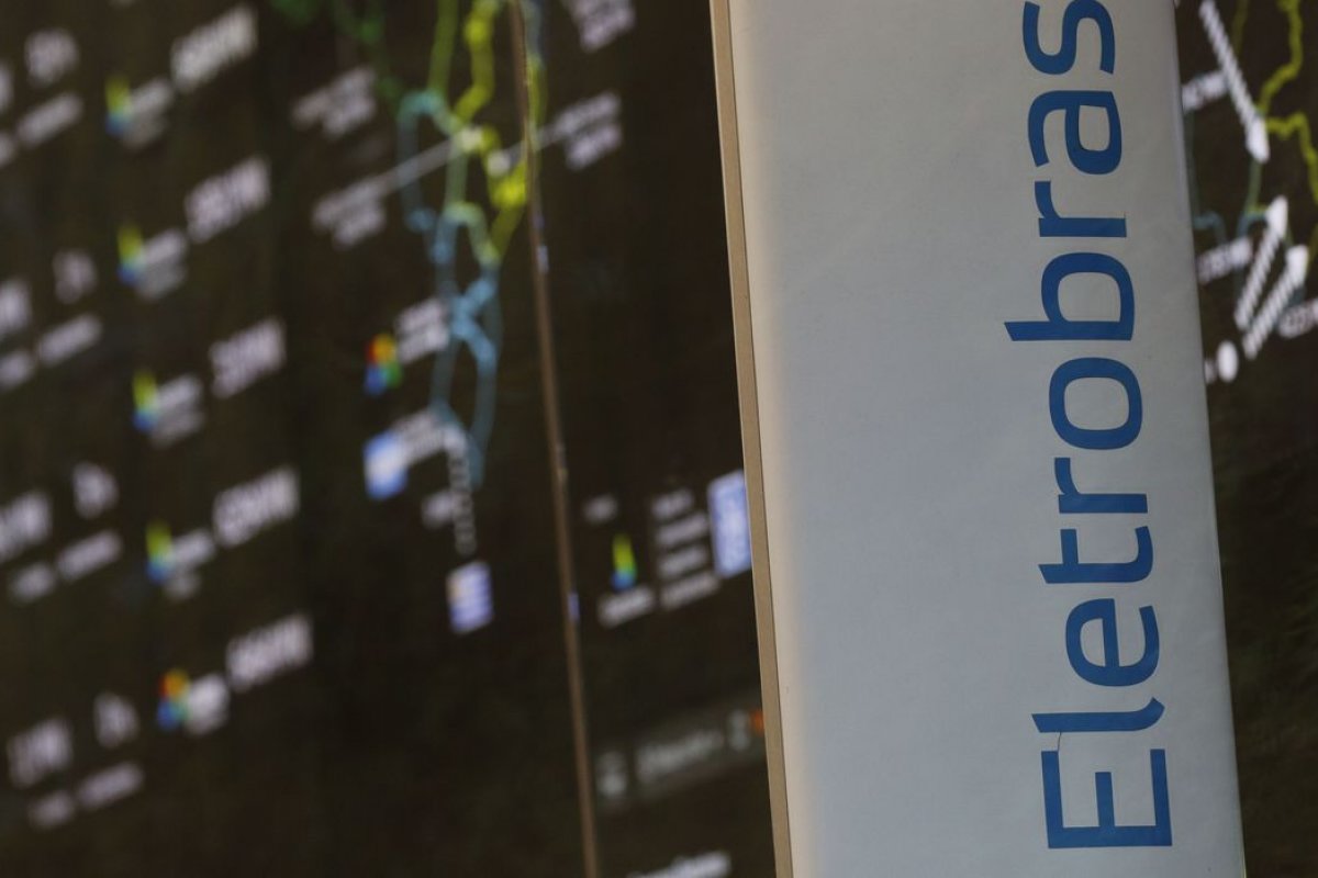 Em um ano, trabalhadores que financiaram privatização da Eletrobras com FGTS registraram desvalorização do investimento