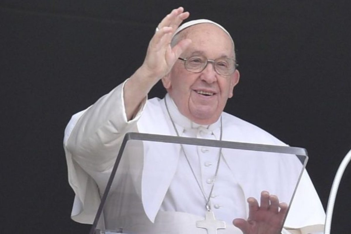 Papa Francisco está acordo e lúcido após cirurgia, diz médico