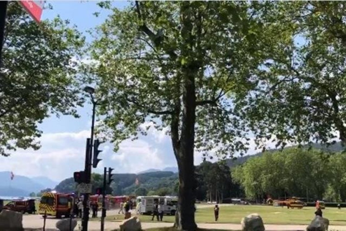 Homem é preso após esfaquear 4 crianças e um adulto em parque na França