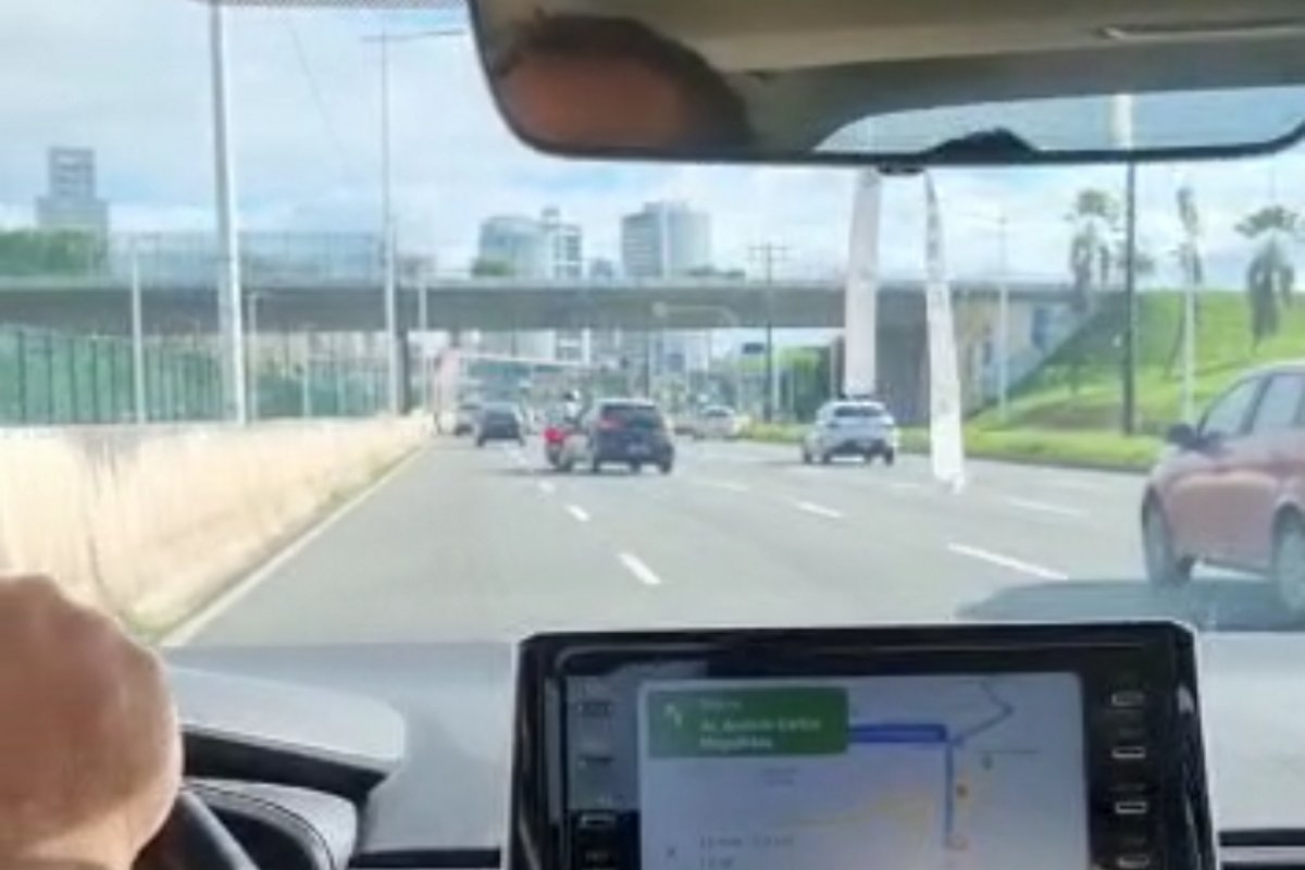 Vídeo: motorista é flagrado ao avançar em moto e derrubar motociclista na Av. Paralela