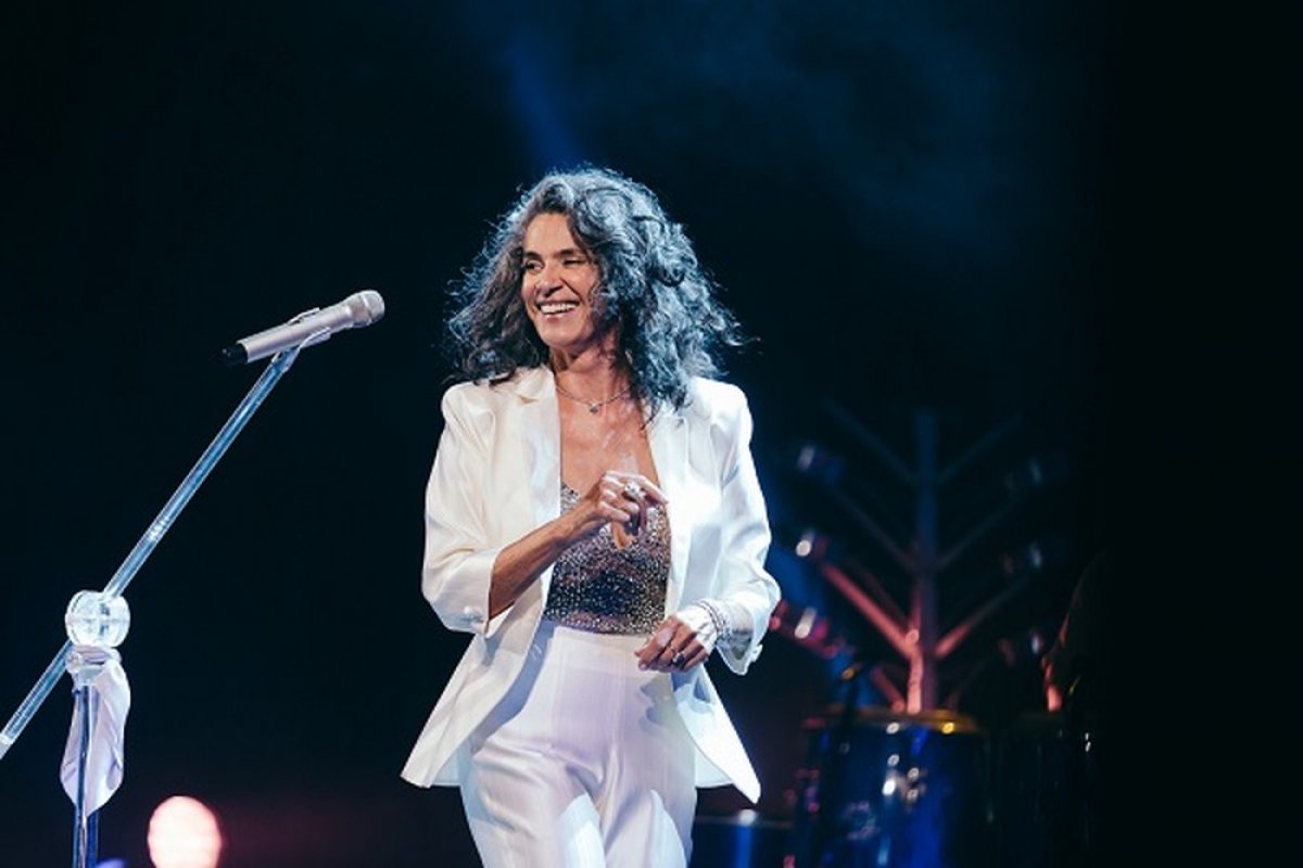 Simone se apresenta em Salvador com turnê que celebra 50 anos de carreira