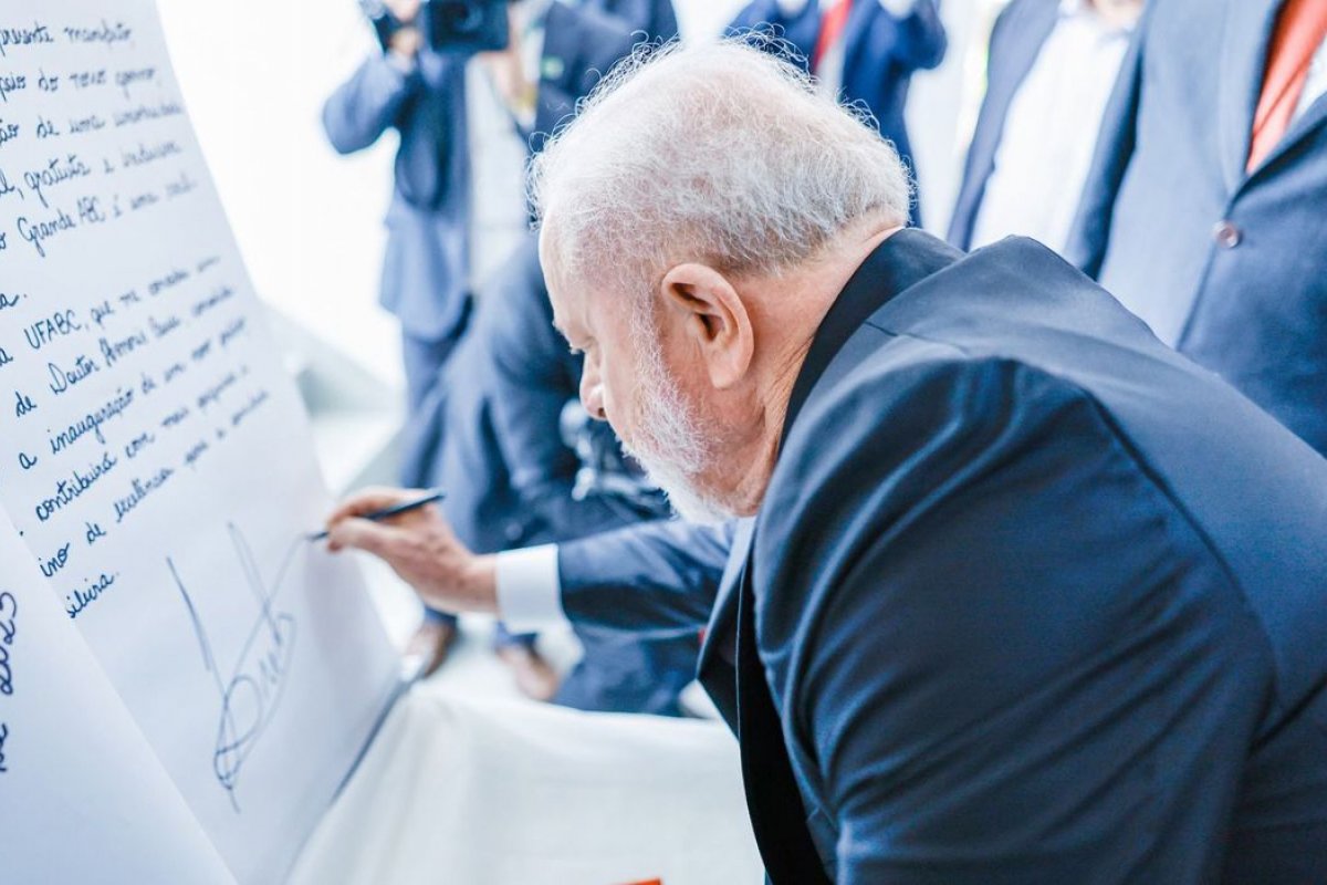 Governo Lula pagou quase R$ 1,7 bilhão em "emendas Pix" nos primeiros meses de 2023