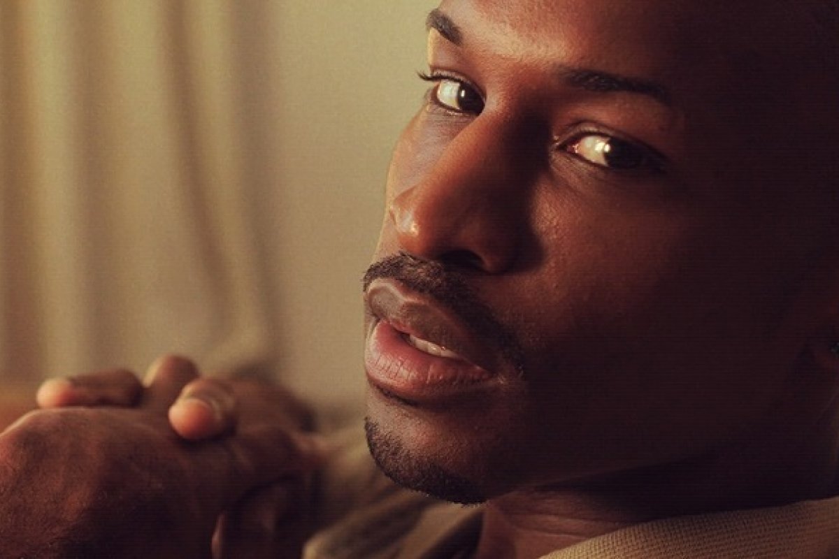 Adrian Jean emociona com sua versão em português de “Eu Amo Você”, clássico do soul brasileiro