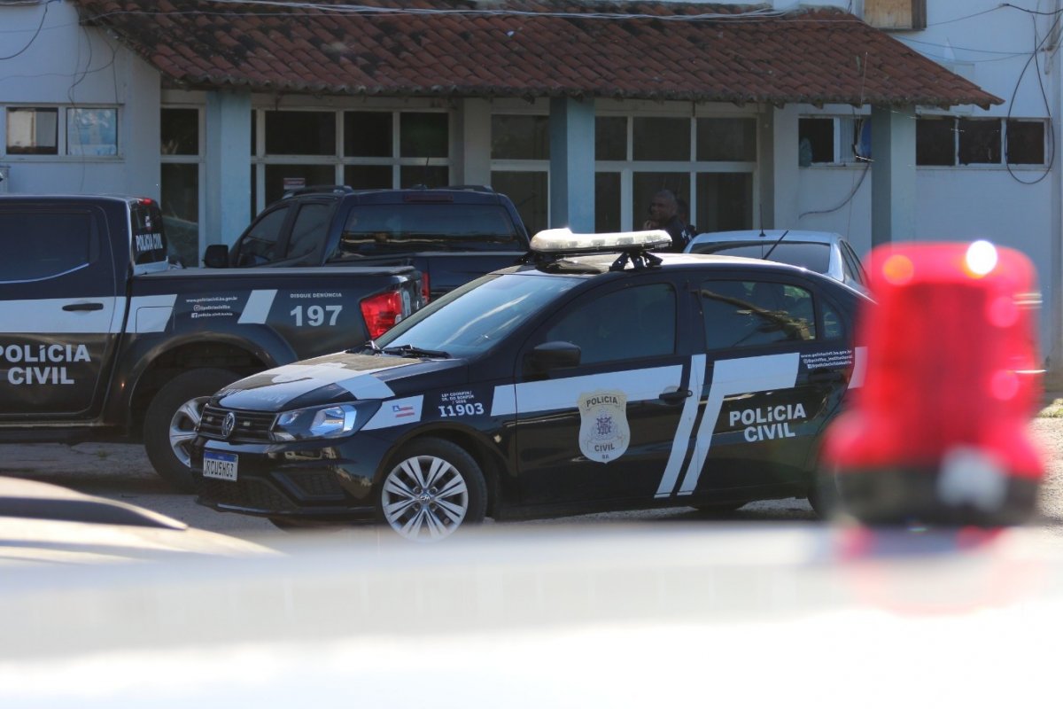 Mulher é presa em flagrante após tentar matar companheiro com garrafa de vidro