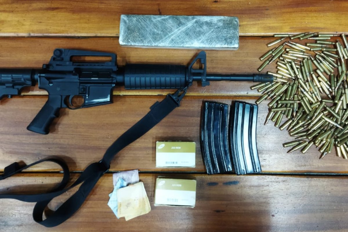 Polícia prende dois homens com fuzil e drogas em Jequié