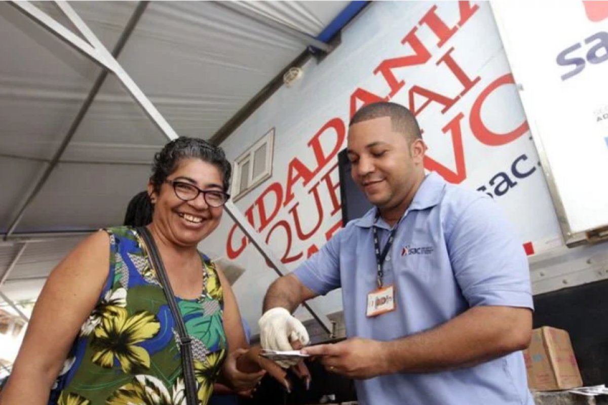 SAC Móvel oferece atendimento no estacionamento de loja em Salvador