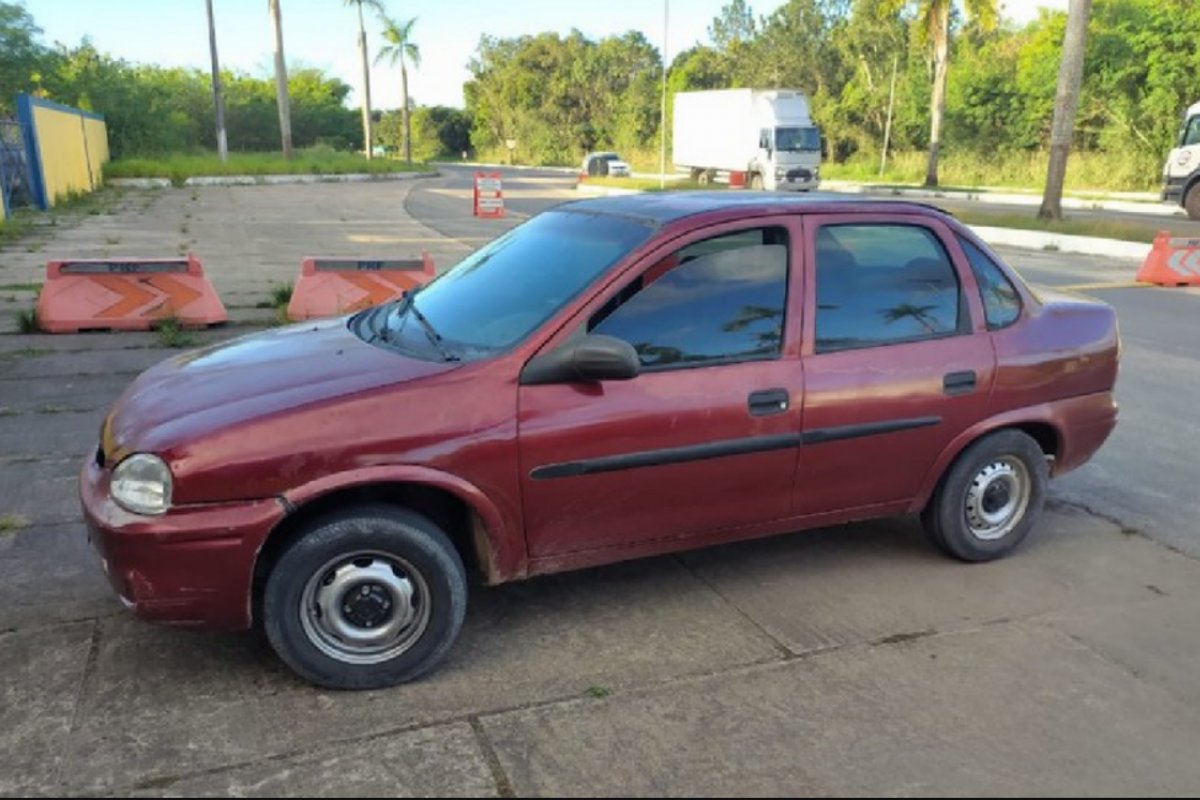 Adolescente é flagrado dirigindo carro roubado na BR-101