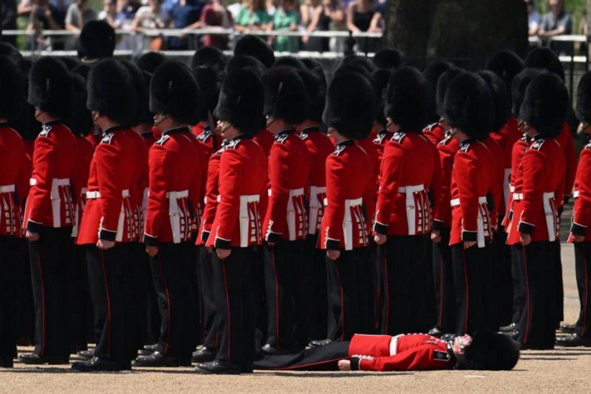 Vídeo: guardas reais desmaiam durante treinamento em meio a calor no Reino Unido