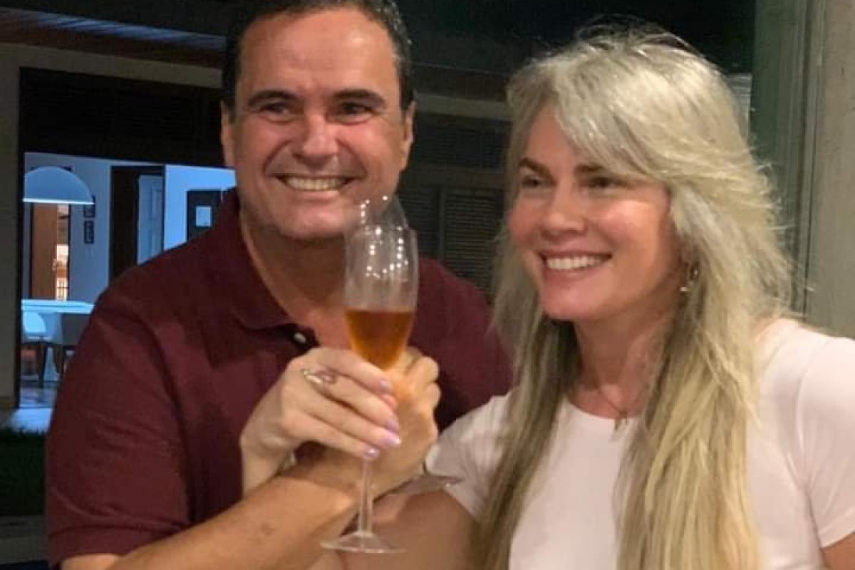 Cantor Ricardo Chaves completa 60 anos e ganha homenagem da esposa!