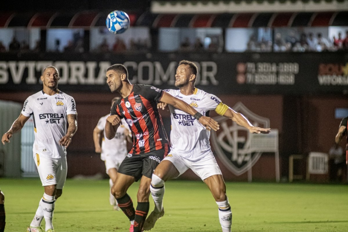 Vitoria perde em casa e deixa liderança da Série B