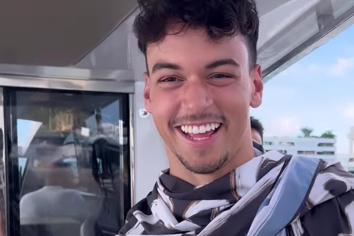 Xanddy mostra o filho musculoso durante passeio de lancha: " O fortão chegou"