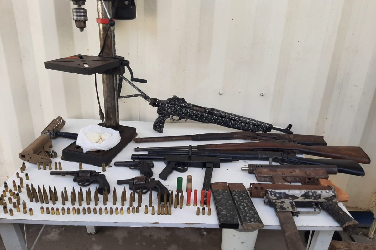 Fuzil, submetralhadoras e rifles são encontrados em operação policial em Ilhéus