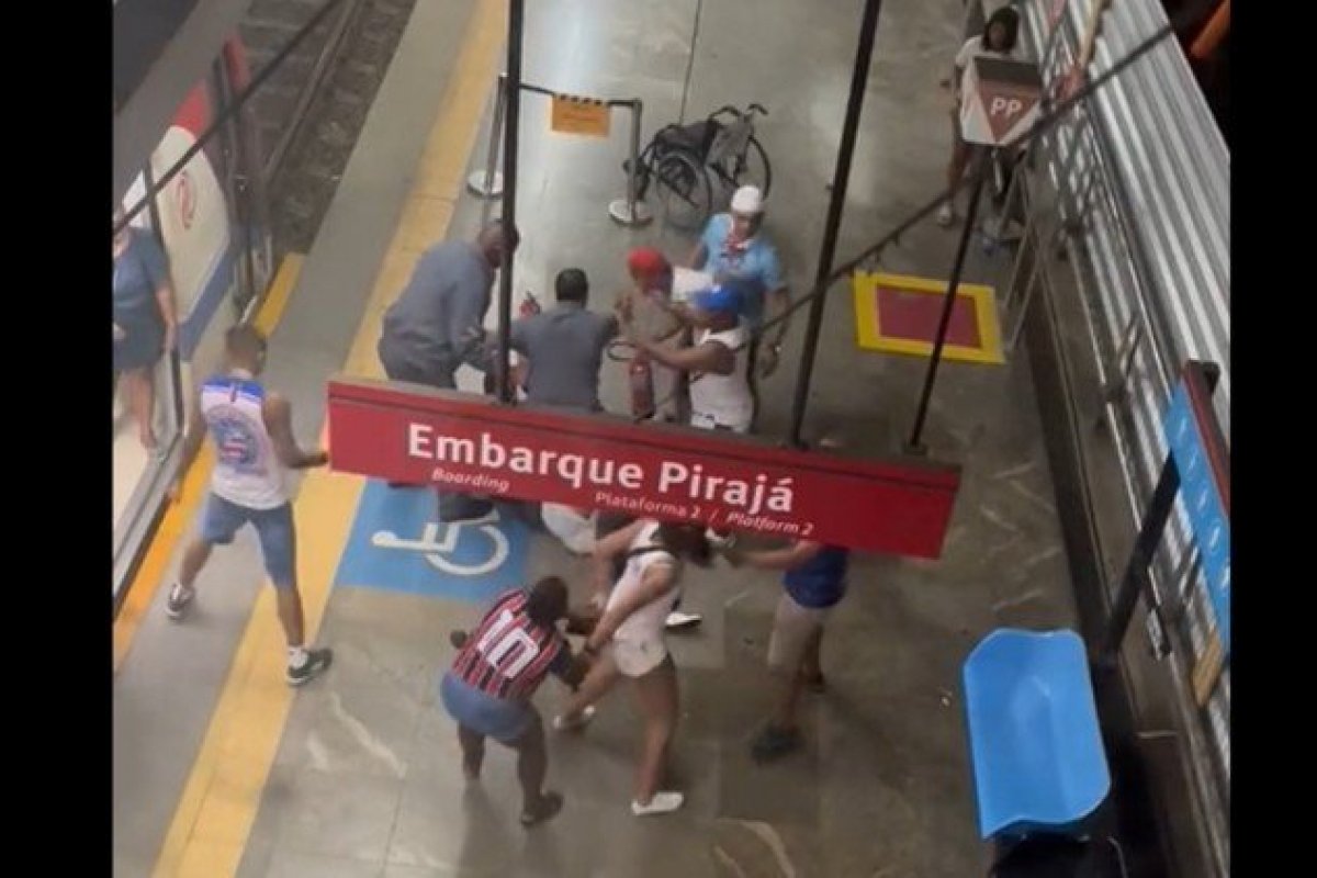 Vídeo: torcedores do Bahia se envolvem em briga generalizada no metrô de Salvador