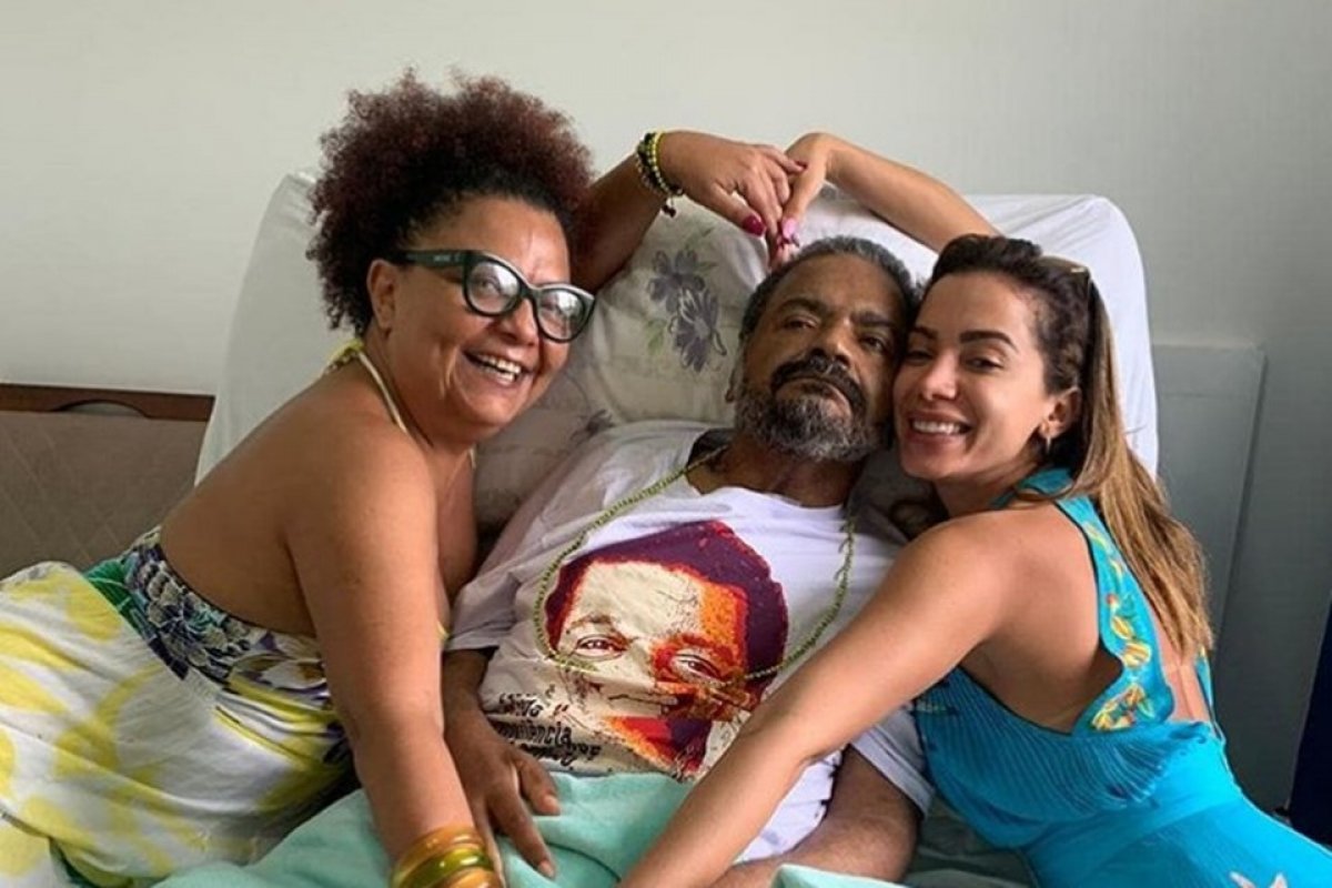 Anitta faz visita especial a Arlindo Cruz
