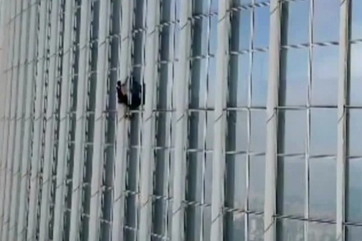 Homem é preso após tentar escalar 6º edifício mais alto do mundo sem equipamento de proteção