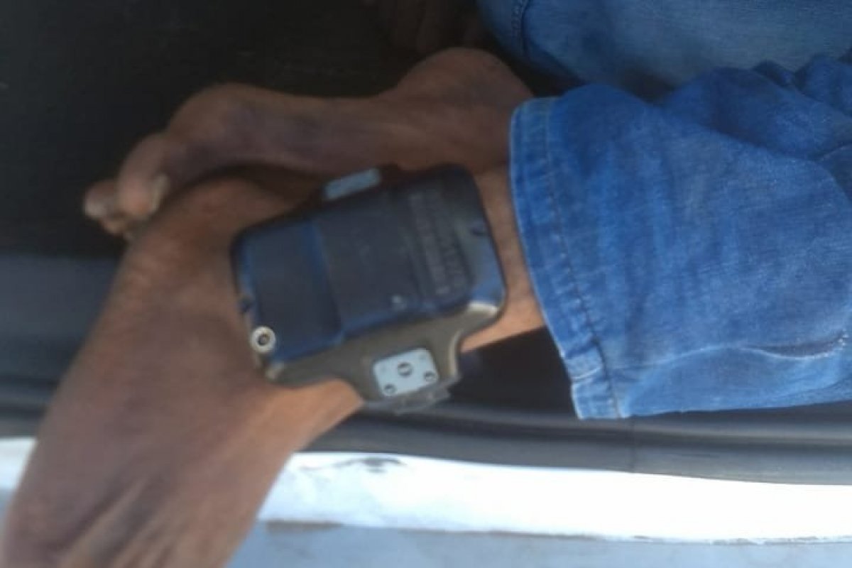 Homem com tornozeleira eletrônica é preso após roubo no bairro de Sussuarana
