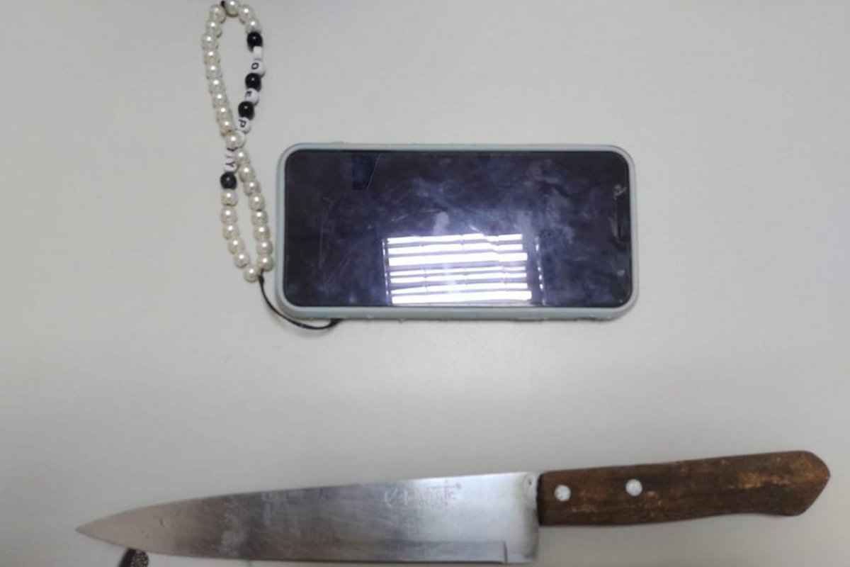 Adolescentes são flagrados com facas em ponto de ônibus em Salvador