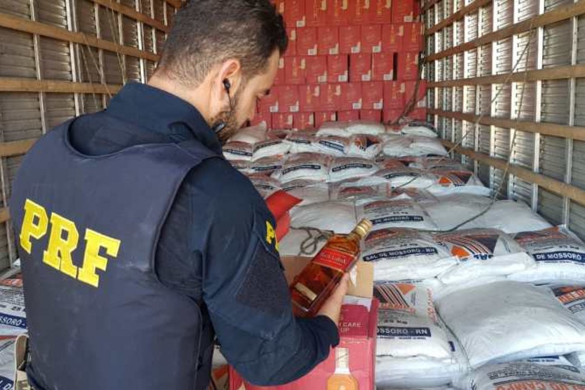 Mais de 9.000 garrafas de whisky falsificado são apreendidas em um caminhão roubado