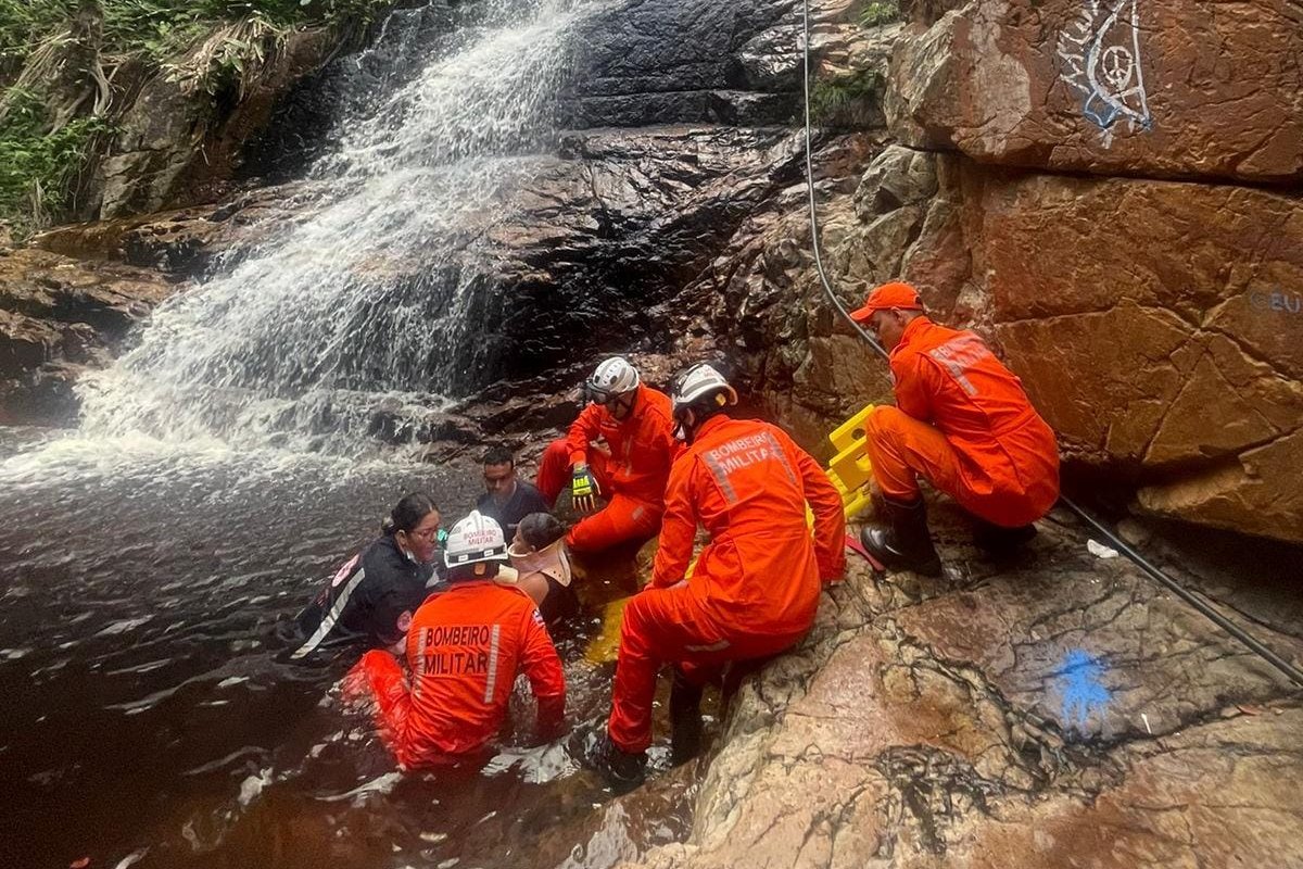 Jovens são resgatados de cachoeira após queda de 10 metros