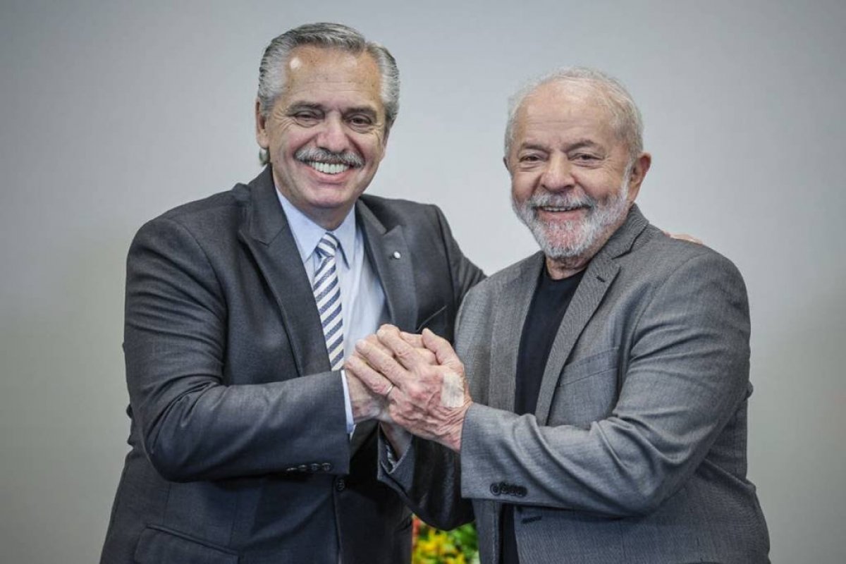 Presidente da Argentina visita o Brasil pela quarta vez e deve conversar com Lula sobre ajuda econômica