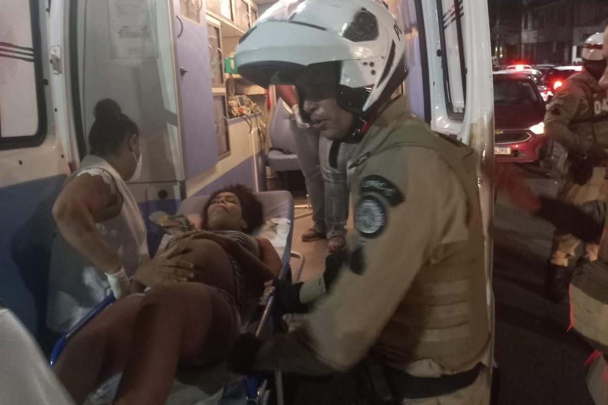 Mulher grávida entra em trabalho de parto na Via Regional e é socorrida por PMs