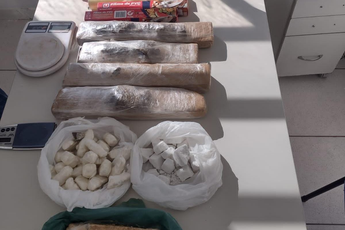 Polícia Militar apreende sacos de cocaína e crack em Bom Jesus da Lapa