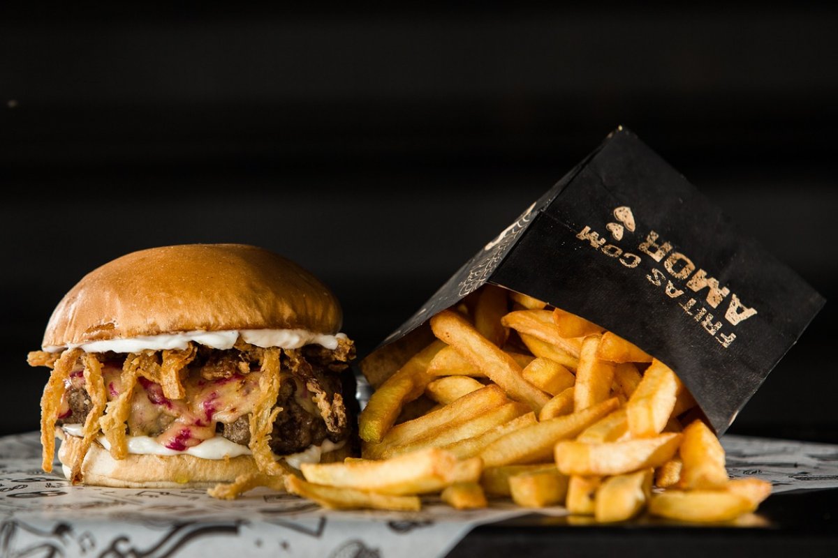 Refeições gordurosas podem fazer com que seu sono seja tão ruim quanto o de quem tem insônia