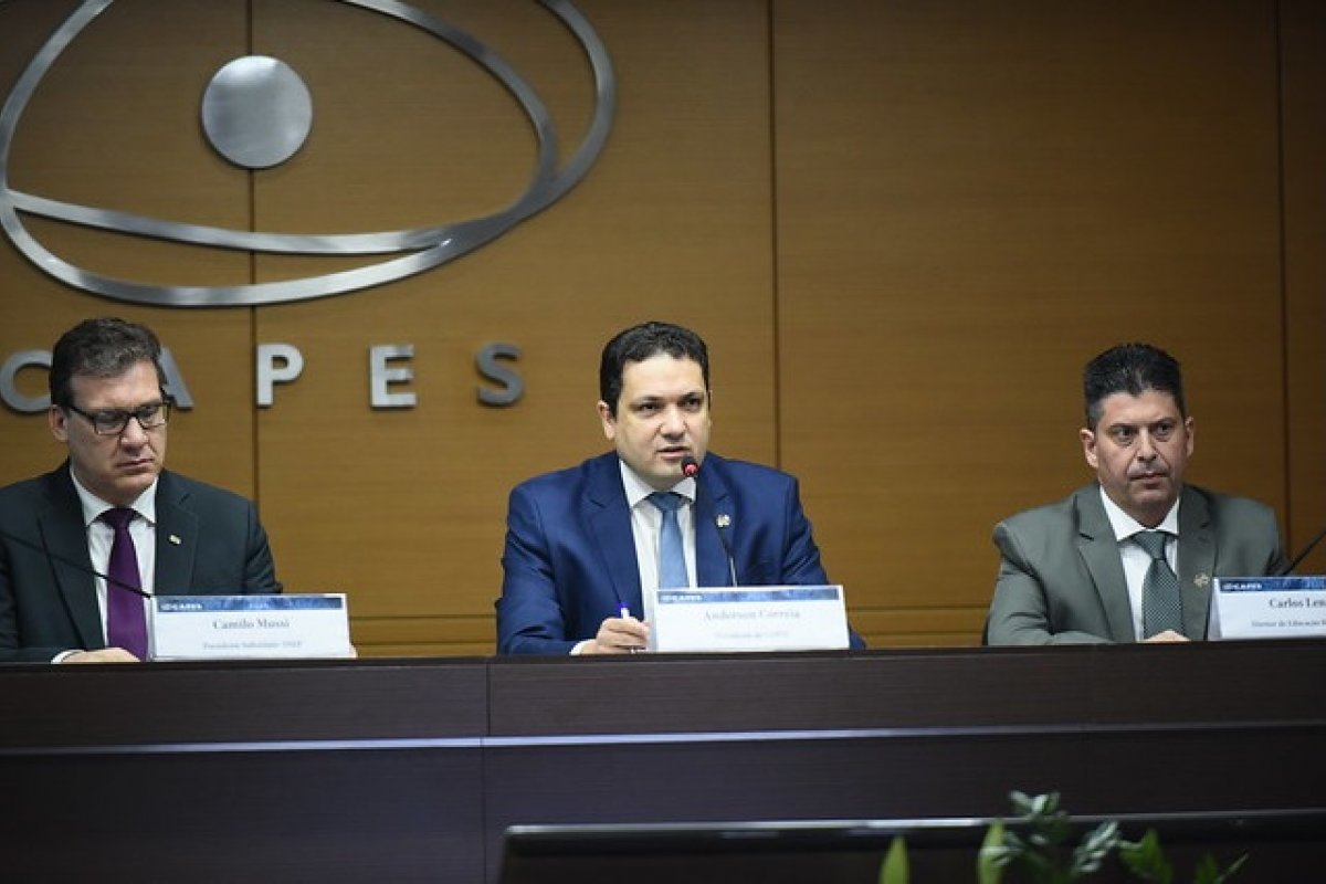 Capes investe R$ 325 milhões com vagas para formação de professores